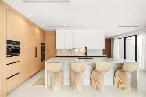 House in Miami Beach, Florida 7 bedrooms, 562.8 sq.m. № 1973173 - photo 27