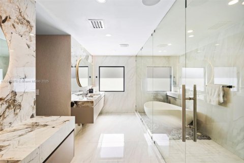 Casa en venta en Miami Beach, Florida, 7 dormitorios, 562.8 m2 № 1973173 - foto 10