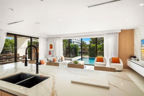 House in Miami Beach, Florida 7 bedrooms, 562.8 sq.m. № 1973173 - photo 25