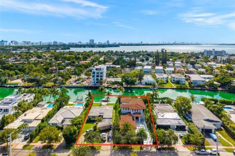 Casa en venta en Miami Beach, Florida, 7 dormitorios, 562.8 m2 № 1973173 - foto 2