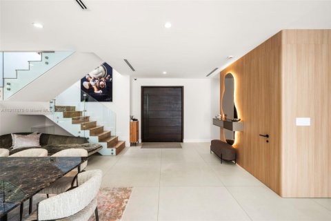 House in Miami Beach, Florida 7 bedrooms, 562.8 sq.m. № 1973173 - photo 11