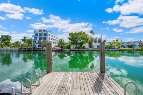 House in Miami Beach, Florida 7 bedrooms, 562.8 sq.m. № 1973173 - photo 24