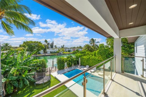House in Miami Beach, Florida 7 bedrooms, 562.8 sq.m. № 1973173 - photo 21
