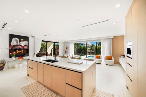House in Miami Beach, Florida 7 bedrooms, 562.8 sq.m. № 1973173 - photo 28