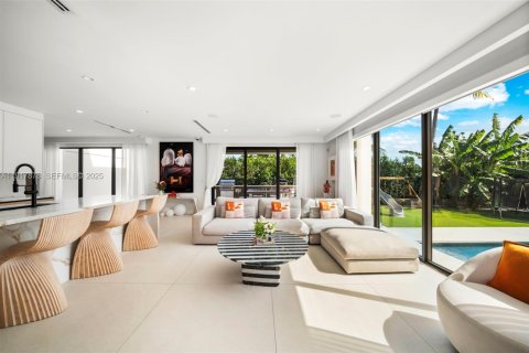 House in Miami Beach, Florida 7 bedrooms, 562.8 sq.m. № 1973173 - photo 30