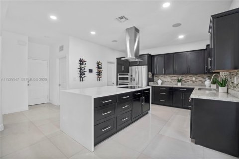 Casa en venta en Miami, Florida, 5 dormitorios, 289.48 m2 № 1992318 - foto 10