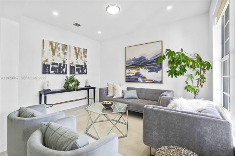 Casa en venta en Miami, Florida, 5 dormitorios, 289.48 m2 № 1992318 - foto 4