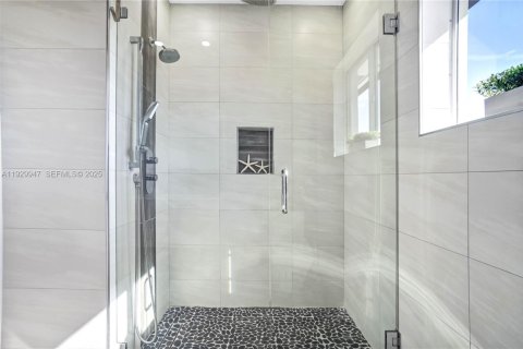 Casa en venta en Miami, Florida, 5 dormitorios, 289.48 m2 № 1992318 - foto 28