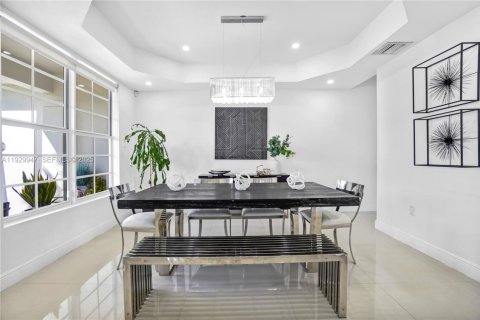 Casa en venta en Miami, Florida, 5 dormitorios, 289.48 m2 № 1992318 - foto 5
