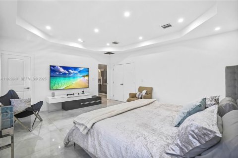 Casa en venta en Miami, Florida, 5 dormitorios, 289.48 m2 № 1992318 - foto 18