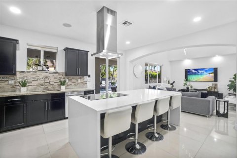 Casa en venta en Miami, Florida, 5 dormitorios, 289.48 m2 № 1992318 - foto 15