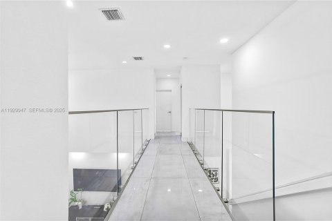 Casa en venta en Miami, Florida, 5 dormitorios, 289.48 m2 № 1992318 - foto 22