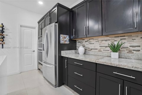 Casa en venta en Miami, Florida, 5 dormitorios, 289.48 m2 № 1992318 - foto 11