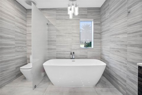 Casa en venta en Miami, Florida, 5 dormitorios, 289.48 m2 № 1992318 - foto 21