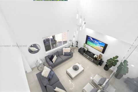 Casa en venta en Miami, Florida, 5 dormitorios, 289.48 m2 № 1992318 - foto 7