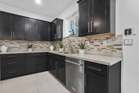 Casa en venta en Miami, Florida, 5 dormitorios, 289.48 m2 № 1992318 - foto 12