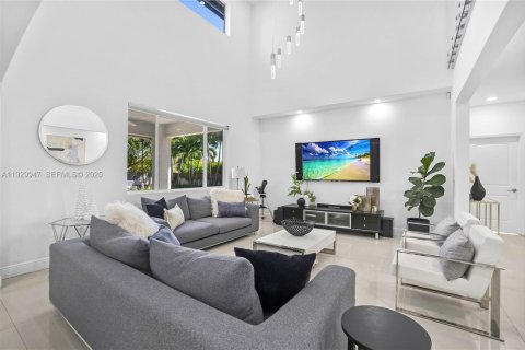 Casa en venta en Miami, Florida, 5 dormitorios, 289.48 m2 № 1992318 - foto 16