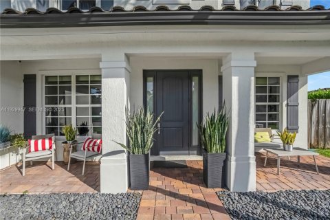 Casa en venta en Miami, Florida, 5 dormitorios, 289.48 m2 № 1992318 - foto 2