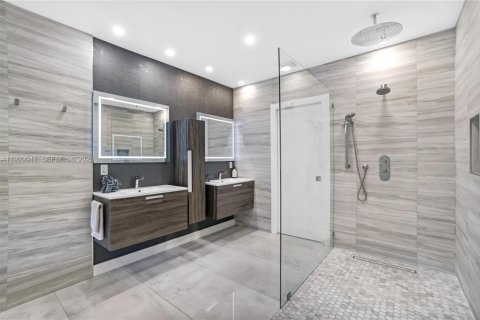 Casa en venta en Miami, Florida, 5 dormitorios, 289.48 m2 № 1992318 - foto 19