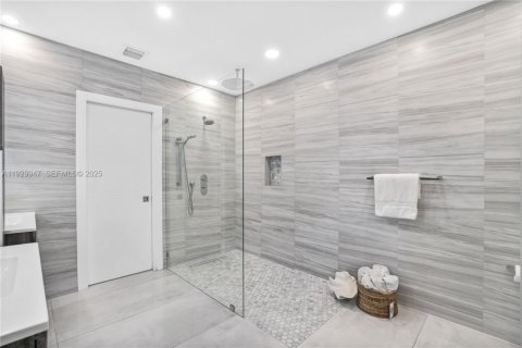 Casa en venta en Miami, Florida, 5 dormitorios, 289.48 m2 № 1992318 - foto 20