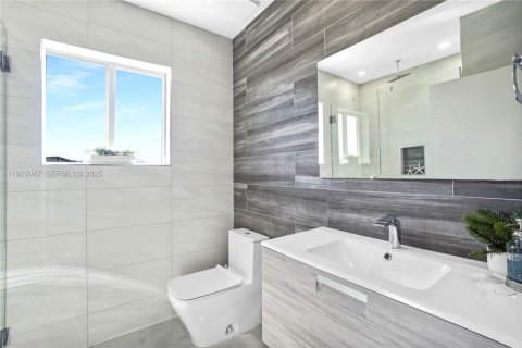 Casa en venta en Miami, Florida, 5 dormitorios, 289.48 m2 № 1992318 - foto 27