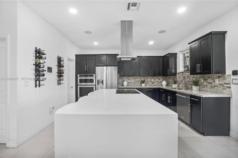 Casa en venta en Miami, Florida, 5 dormitorios, 289.48 m2 № 1992318 - foto 9