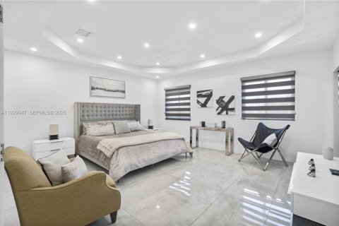 Casa en venta en Miami, Florida, 5 dormitorios, 289.48 m2 № 1992318 - foto 17