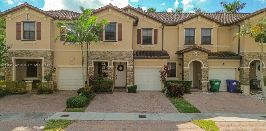 Townhouse in Homestead, Florida 4 bedrooms, 169.92 sq.m. № 1809798