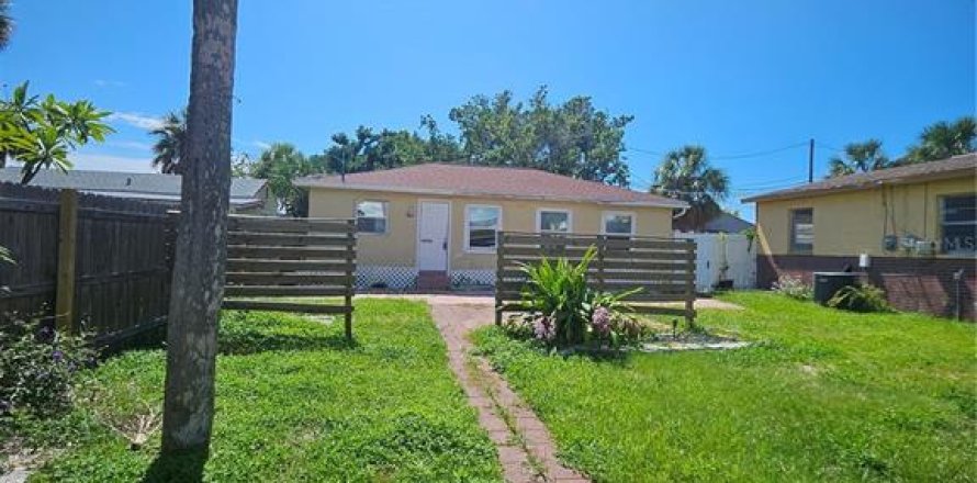 Casa en Saint Pete Beach, Florida 3 dormitorios, 80.27 m2 № 1903207