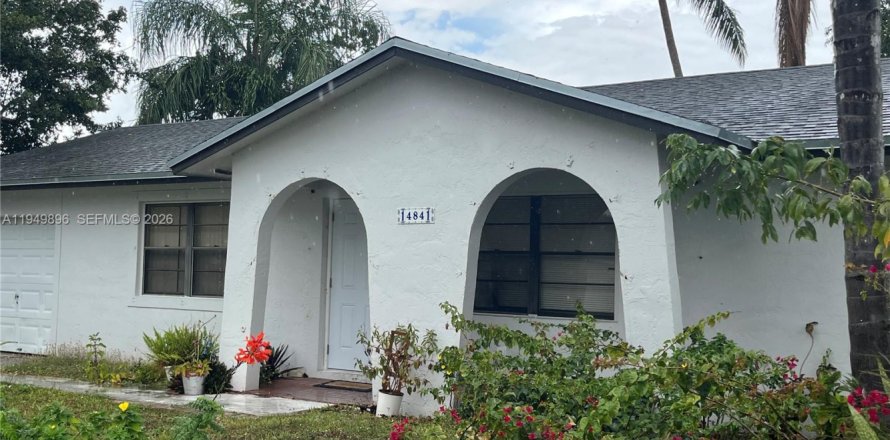 Дом в Майами, Флорида 3 спальни, 129.6м2 № 2005435