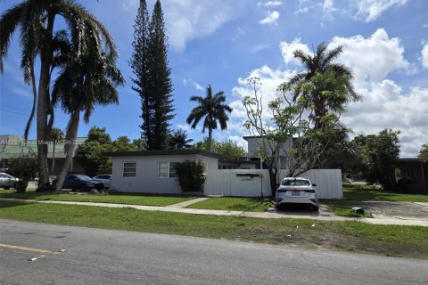 Commercial property in Dania Beach, Florida № 1862215 - photo 9