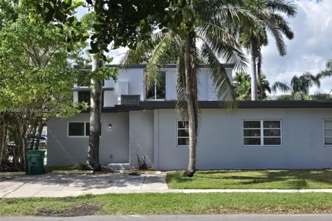 Commercial property in Dania Beach, Florida № 1862215 - photo 3