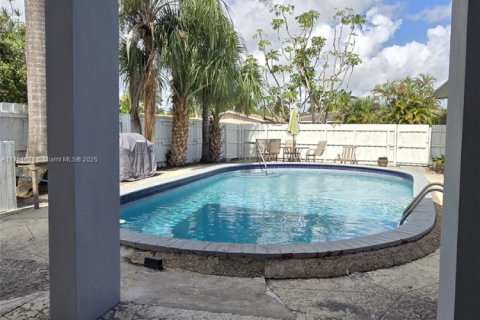 Commercial property in Dania Beach, Florida № 1862215 - photo 15
