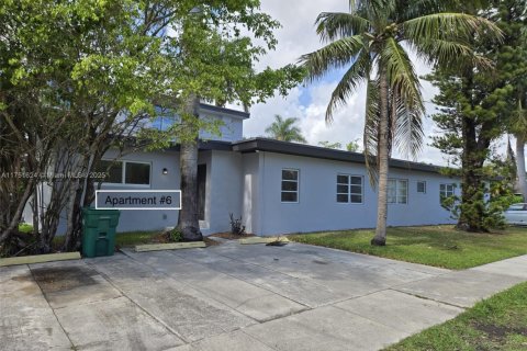 Commercial property in Dania Beach, Florida № 1862215 - photo 12