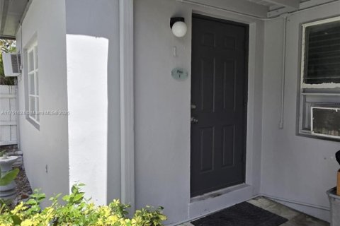 Commercial property in Dania Beach, Florida № 1862215 - photo 13