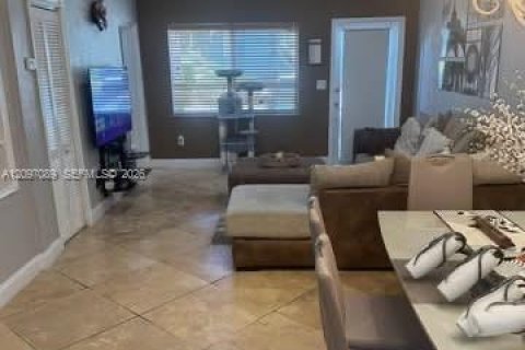 House in Miami, Florida 3 bedrooms, 139.35 sq.m. № 2399989 - photo 3
