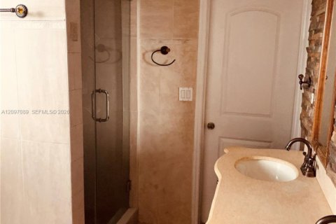 House in Miami, Florida 3 bedrooms, 139.35 sq.m. № 2399989 - photo 11