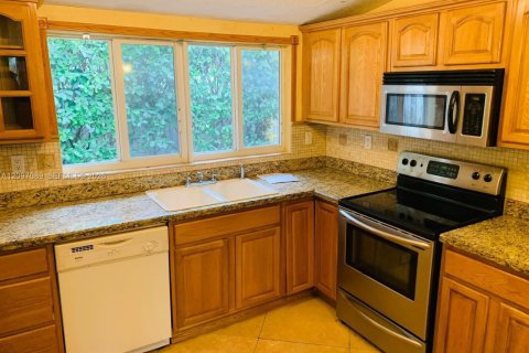 House in Miami, Florida 3 bedrooms, 139.35 sq.m. № 2399989 - photo 5