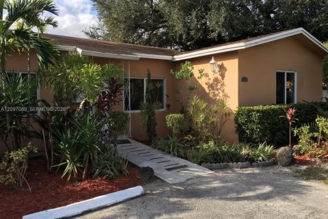 House in Miami, Florida 3 bedrooms, 139.35 sq.m. № 2399989