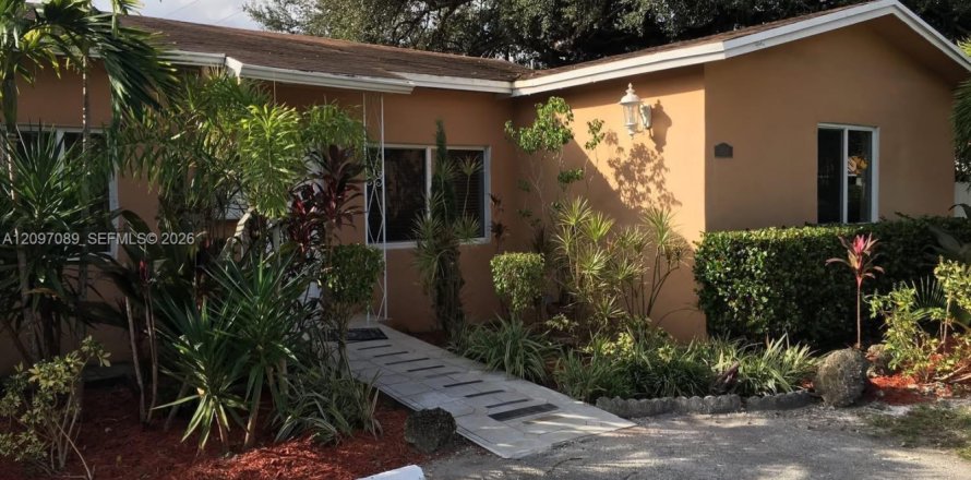 House in Miami, Florida 3 bedrooms, 139.35 sq.m. № 2399989