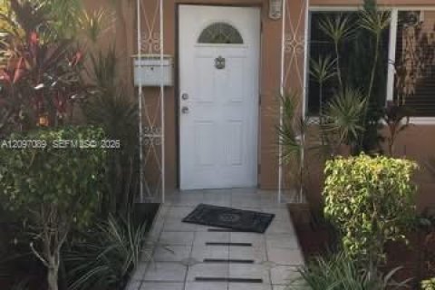 House in Miami, Florida 3 bedrooms, 139.35 sq.m. № 2399989 - photo 2