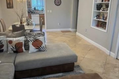 House in Miami, Florida 3 bedrooms, 139.35 sq.m. № 2399989 - photo 4