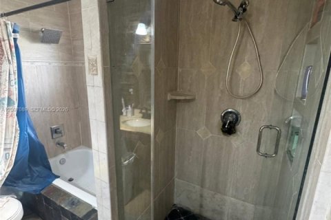 House in Miami, Florida 3 bedrooms, 139.35 sq.m. № 2399989 - photo 16