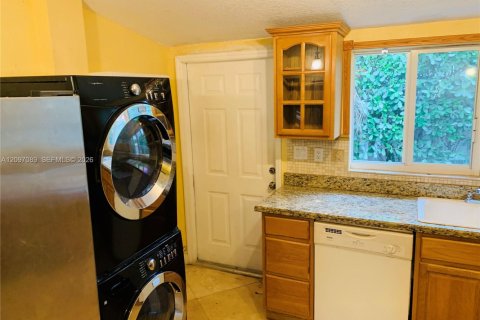 House in Miami, Florida 3 bedrooms, 139.35 sq.m. № 2399989 - photo 6