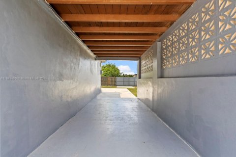 House in Homestead, Florida 3 bedrooms, 102.56 sq.m. № 1856905 - photo 10