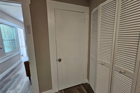 Villa ou maison à louer à Miami, Floride: 1 chambre, 55.74 m2 № 1945647 - photo 16