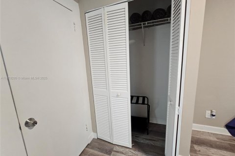 Villa ou maison à louer à Miami, Floride: 1 chambre, 55.74 m2 № 1945647 - photo 17