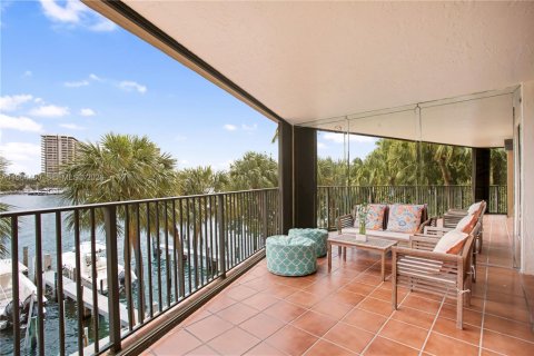 Condominio en alquiler en Miami, Florida, 3 dormitorios, 164.81 m2 № 2029621 - foto 18