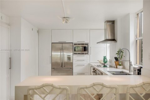 Condominio en alquiler en Miami, Florida, 3 dormitorios, 164.81 m2 № 2029621 - foto 3