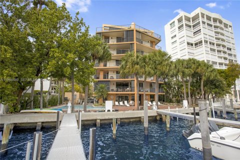 Condominio en alquiler en Miami, Florida, 3 dormitorios, 164.81 m2 № 2029621 - foto 23